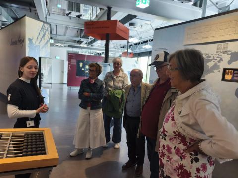 Das HNF - Heinz Nixdorf MuseumsForum in Paderborn (Fürstenallee 7) ist das weltgrößte Computermuseum,
ein Computermuseum zum Anfassen und Ausprobieren. In der Ausstellung werden 5000 Jahre Geschichte der Informations- und Kommunikationstechnik für Jung und Alt präsentiert.